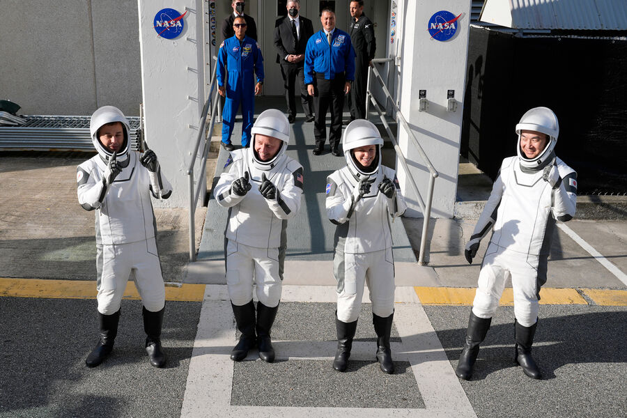 Космонавт Олег Платонов из&nbsp;России, астронавты NASA Майк Финк и Зена Кардман и Кимия Юи из&nbsp;Японии (слева направо) перед&nbsp;запуском ракеты Falcon 9&nbsp;с&nbsp;кораблем Crew Dragon Endeavou с&nbsp;космодрома им. Кеннеди во Флориде, 1&nbsp;августа 2025&nbsp;года
