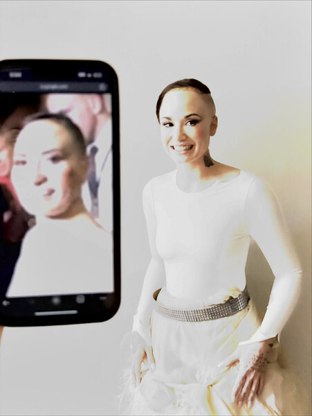 Певица Деми Ловато в&nbsp;образе мема Poot Lovato с&nbsp;собой