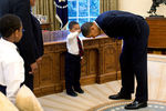 Президент Барак Обама и сын одного из служащих Белого дома во время семейного визита в Овальный кабинет, 2009 год