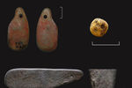 Слева сверху: окрашенная охрой каменная подвеска, из погребения мужчины (Сунгирь-1). Шкала 1 см; справа сверху: Заготовка бивневой бусины из детского погребения. Шкала 1 см; внизу: заготовка каменной подвески из культурного слоя. Шкала 1 см