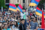 Сторонники армянского оппозиционного лидера Никола Пашиняна во время митинга в центре Еревана, 1 мая 2018 года