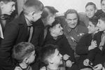 Герой Советского Союза полковник Валерий Павлович Чкалов среди испанских пионеров, 1 ноября 1938 года