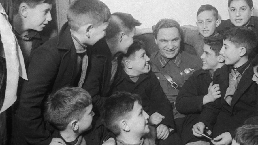 Герой Советского Союза полковник Валерий Павлович Чкалов среди испанских пионеров, 1 ноября 1938 года