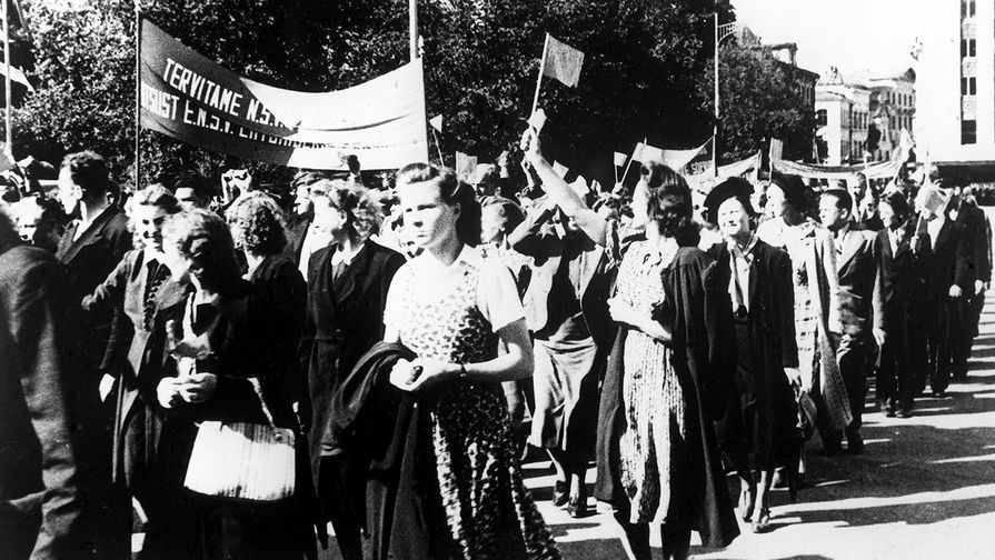 Демонстрация трудящихся на площади Свободы в Таллине, посвященная принятию Эстонии в состав СССР, 1940 год