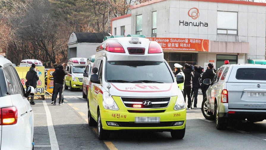 Экстренные службы после взрыва на химической фабрике концерна Hanwha в южнокорейском городе Тэджон, 14 февраля 2019 года