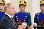 Президент России В.Путин во время церемонии вручения государственных наград РФ в Кремле в День России