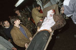 Врачи «Скорой помощи» госпитализируют пострадавшего от столкновений с бронетранспортёром во время августовского путча 1991 г, 20 августа 1991 года