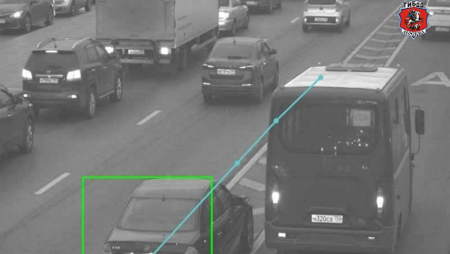 Камеры начали штрафовать за проезд между полос в Москве