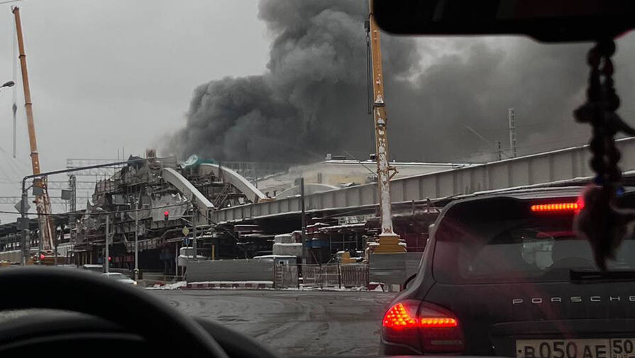 Известия: огонь с горящего здания в центре Москвы перекинулся на соседнее строение