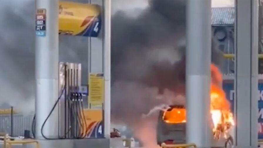 Минивэн Mazda загорелся на автозаправке в Новосибирске