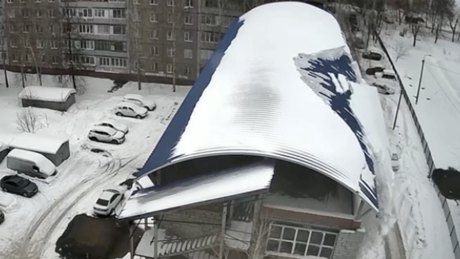 В Уфе снег с крыши отбросил автомобиль на несколько метров
