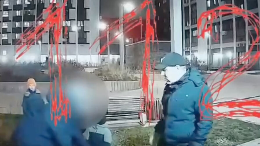 В Москве двое мужчин поставили подростков на колени и били палкой