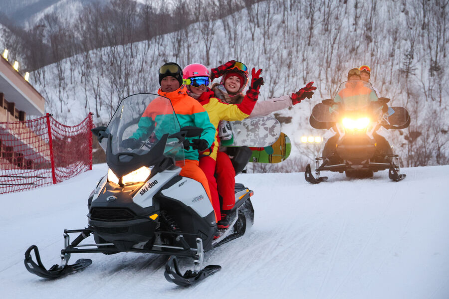 Российские туристы во время отдыха на&nbsp;горнолыжном курорте Масикрен в&nbsp;КНДР, февраль 2024&nbsp;года