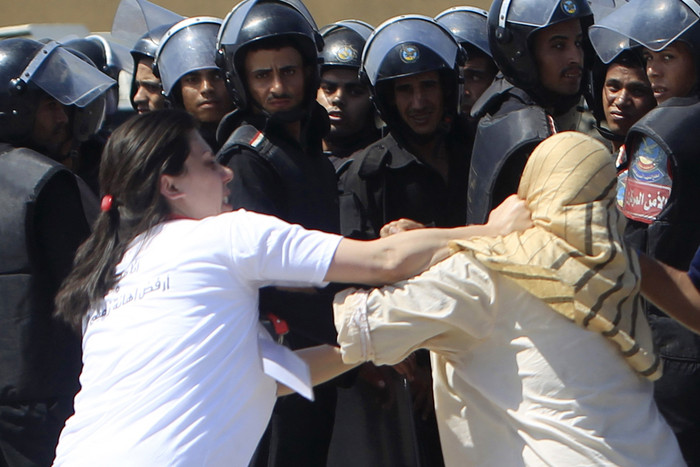 Потасовка между&nbsp;противницей и сторонницей Хосни Мубарака.