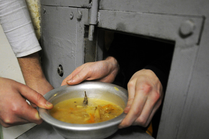 Правозащитники утверждают, что заключенных накормили испорченными продуктами