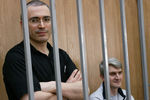 Михаил Ходорковский и Платон Лебедев в зале суда (Москва, 2004 год)