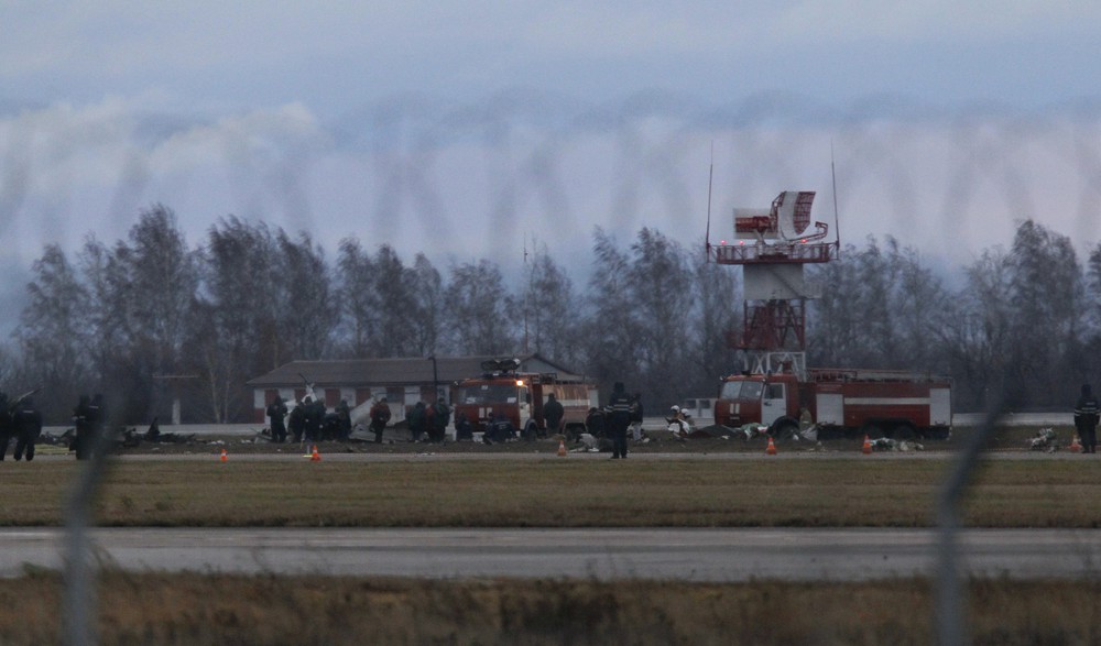 Пожарные машины на месте крушения пассажирского самолета Boeing 737 в аэропорту Казани