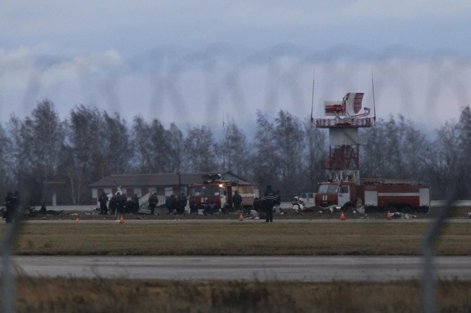 Пожарные машины на месте крушения пассажирского самолета Boeing 737 в аэропорту Казани