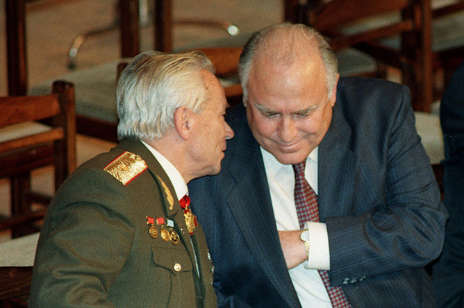 Виктор Черномырдин и Михаил Калашников в Ижевске. 1997 год