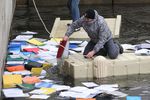 Сторонник оппозиции вылавливает из воды выброшенные в реку документы из оставленной резиденции президента Украины Виктора Януковича «Межигорье» под Киевом