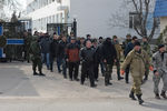 Украинские военнослужащие покидают штаб Военно-морских сил Украины
