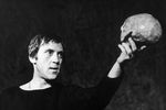 Владимир Высоцкий в спектакле «Гамлет» на сцене Театра на Таганке. Режиссер-постановщик Юрий Любимов, 1971 год