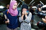 Родственники пассажиров, погибших в крушении самолета Boeing 777 «Малайзийских авиалиний», в аэропорту города Куала-Лумпур