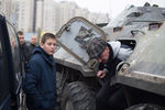 Жители города у БТР-80, доставленного из зоны военных действий бойцами батальона «Азов»