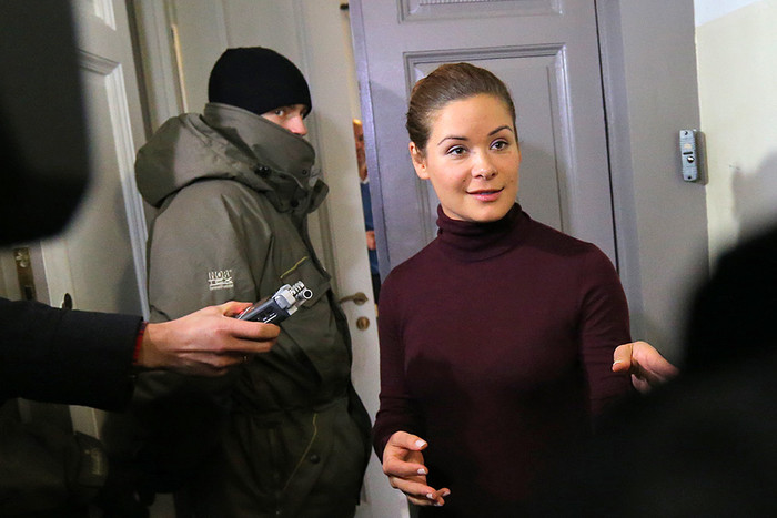 Экс-кандидат в депутаты Мосгордумы, руководитель фонда «Социальный запрос» Мария Гайдар у своей квартиры, в которой проходят обыски