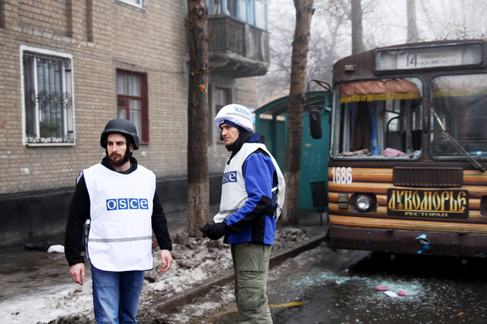 Сотрудники ОБСЕ на&nbsp;месте происшествия в&nbsp;Куйбышевском районе Донецка после артиллерийского обстрела украинскими силовиками