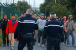 Полицейские блокируют попытки нелегалов добраться к железнодорожным путям, которые ведут к тоннелю под Ла-Маншем в Кале