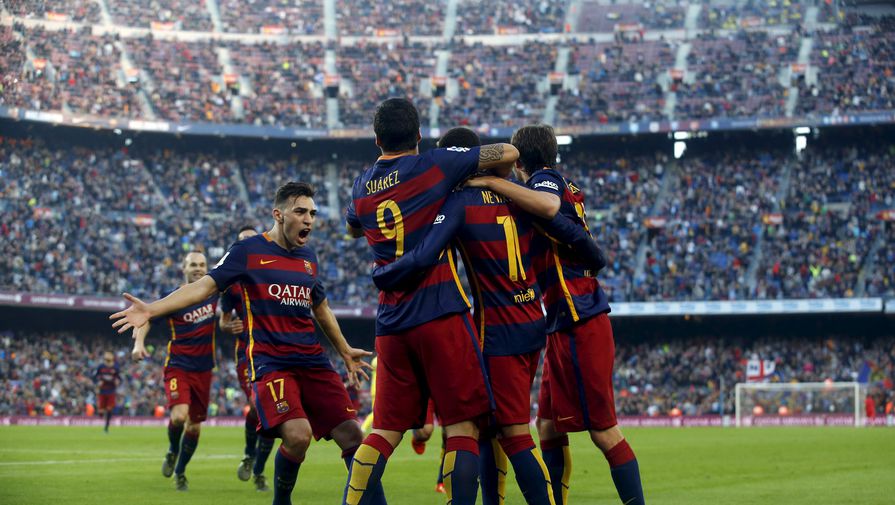Футболисты «Барселоны» празднуют второй гол Неймара