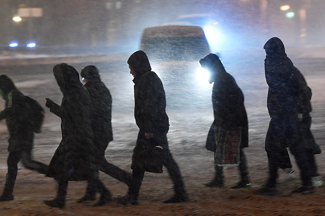 Прохожие в Москве во время снегопада