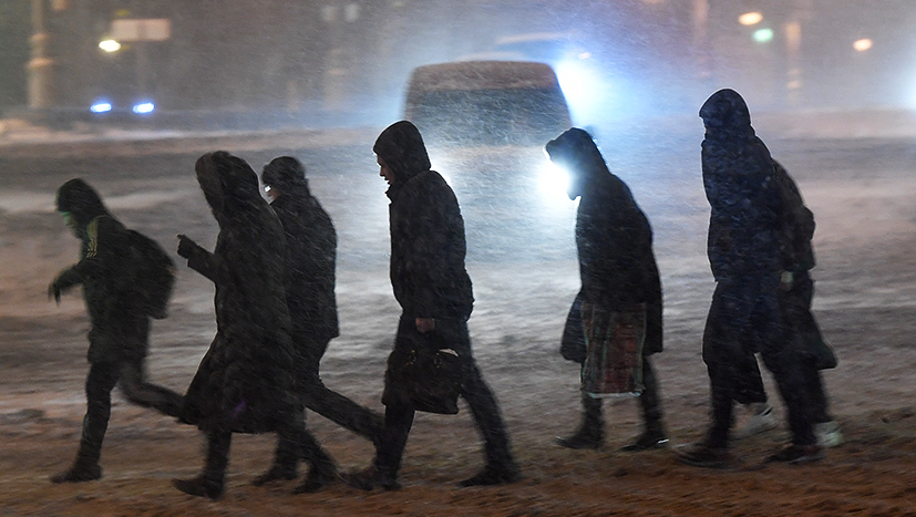 Прохожие в&nbsp;Москве во время снегопада