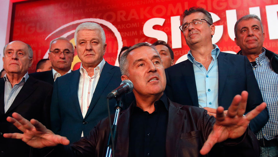 Бывший премьер-министр, лидер Демократической партии социалистов Черногории Мило Джуканович (в центре) в своей штаб-квартире в Подгорице, 16 октября 2016 года