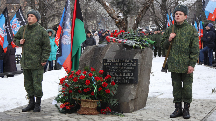 Памятный камень в&nbsp;центре города Дебальцево, 19 февраля 2018 года