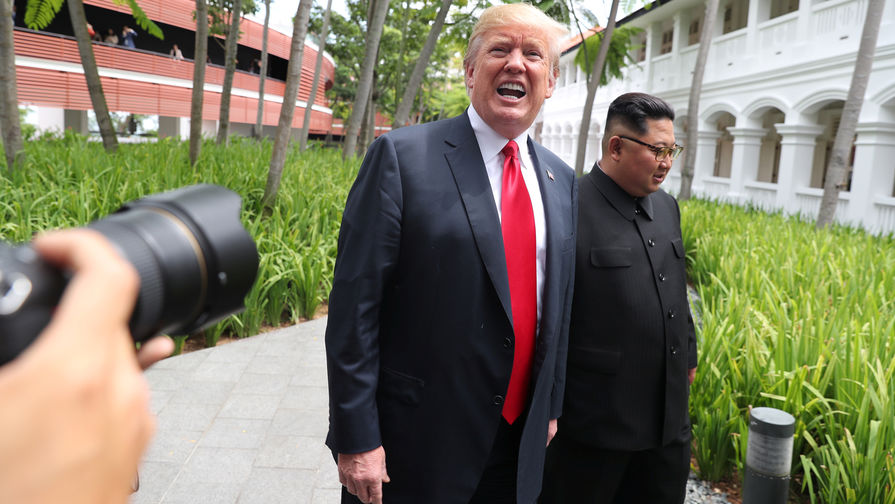 Президент США Дональд Трамп и высший руководитель КНДР Ким Чен Ын во время встречи на острове Сентоса в Сингапуре, 12 июня 2018 года