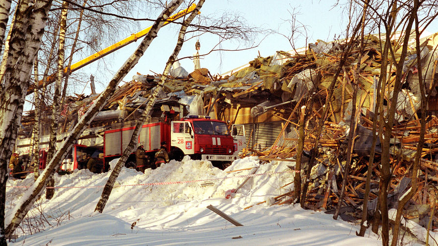 Разбор завалов на месте обрушения крыши «Трансвааль-парка» в московском Ясенево, 15 февраля 2004 года