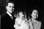 Принц Филипп и Елизавета II поженились в 1947 году — через восемь лет после того, как 13-летняя принцесса Елизавета вместе с сестрой Маргарет и родителями приехала с визитом Королевский военно-морской колледж в Дартмуте, и учившегося там принца Греческого и Датского Филиппа попросили провести им экскурсию