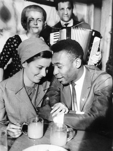Футболист Пеле и его жена Роземери в&nbsp;таверне в&nbsp;Вене, 1966 год 