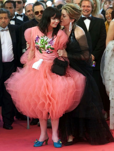 Бьорк и актриса Катрин Денев на премьере «Танцующей в темноте» на 53-м международном кинофестивале в Каннах, 2000 год