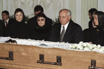Михаил Горбачев с дочерью (справа) и членами семьи у гроба с телом Раисы Максимовны, 1999 год