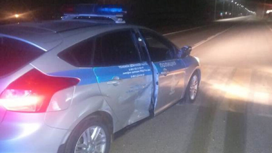 На Кубани водитель-новичок врезался в машину гаишников и сбил дорожный знак
