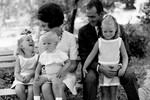 Королева Испании София и принц Хуан Карлос со своими детьми в Мадриде, 1960-е годы
