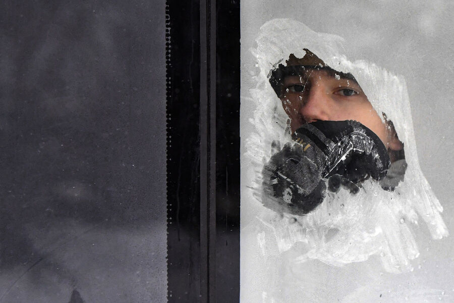 Пассажир смотрит через&nbsp;замороженное окно городского автобуса при&nbsp;температуре воздуха около&nbsp;-27 градусов Цельсия в&nbsp;Красноярске, 8&nbsp;декабря 2023&nbsp;года