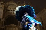 Участник Венецианского карнавала на улицах города, 27 января 2024 года