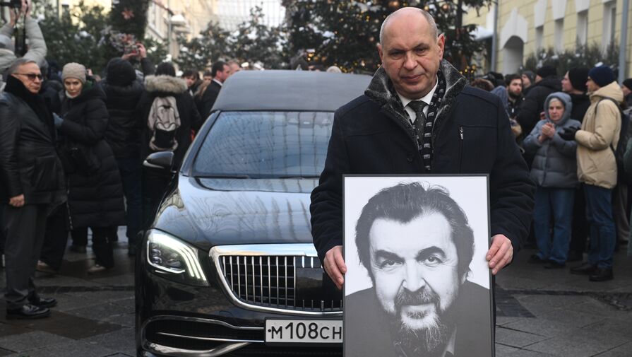 Могила Игоря Золотовицкого расположилась рядом с могилой Бориса Невзорова