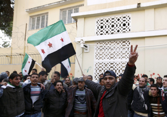 Протестующие напротив здания российского посольства в Триполи