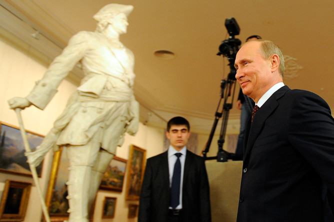 Владимир Путин перед началом встречи с представителями музейного сообщества