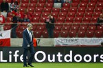Главный тренер сборной Англии Рой Ходжсон инспектирует состояние поля